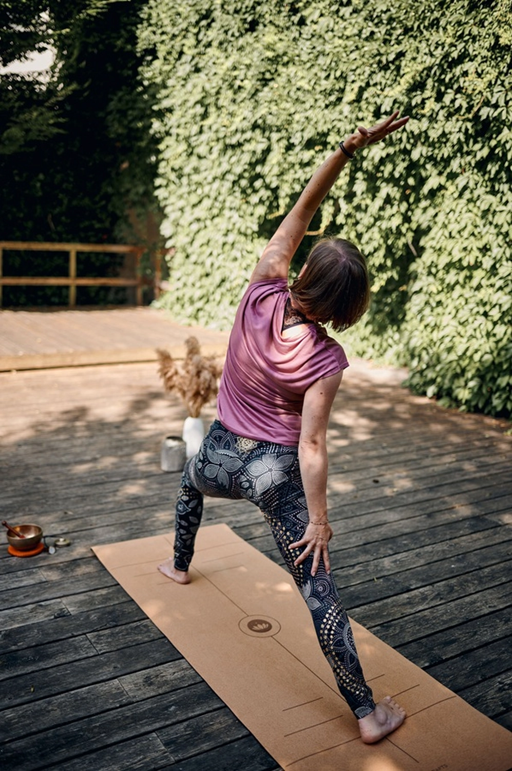 Free Soul Yoga – Yogapraxis – Seitliche Dehnung im Freien
